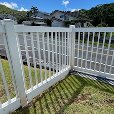 Flawless-vinyl-fence-restoration-right-here-in-Kailua-Hawaii 5
